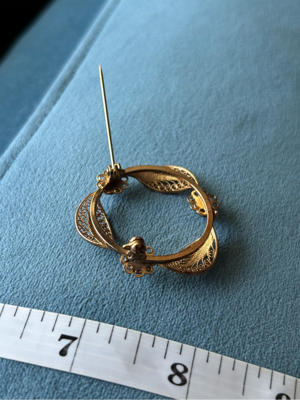 Vintage mid-century gold tone filigree brooch with three opal-like stones - Picture 8 of 8